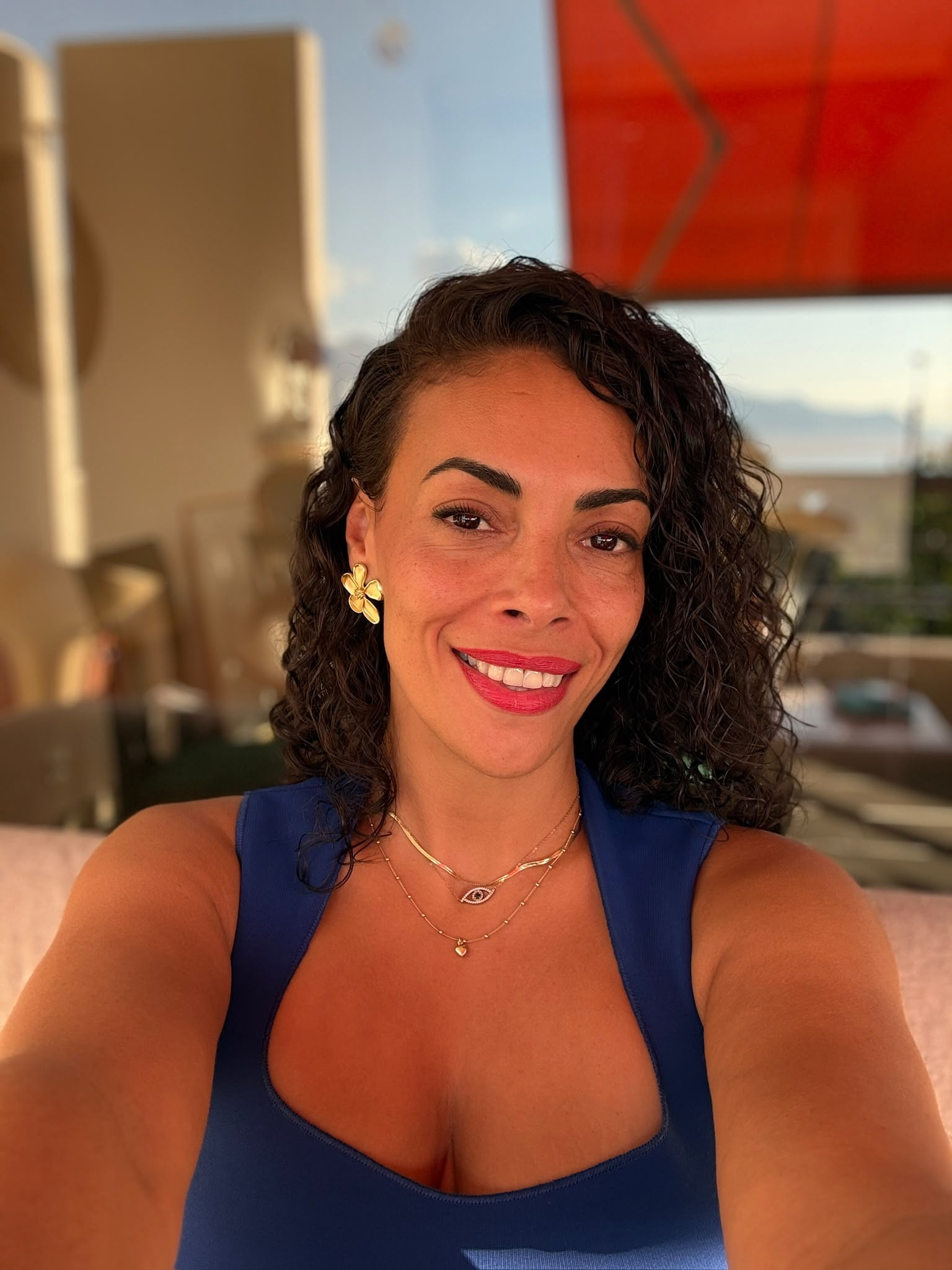 Hayet Zakia, souriante, assise dans une tenue bleue